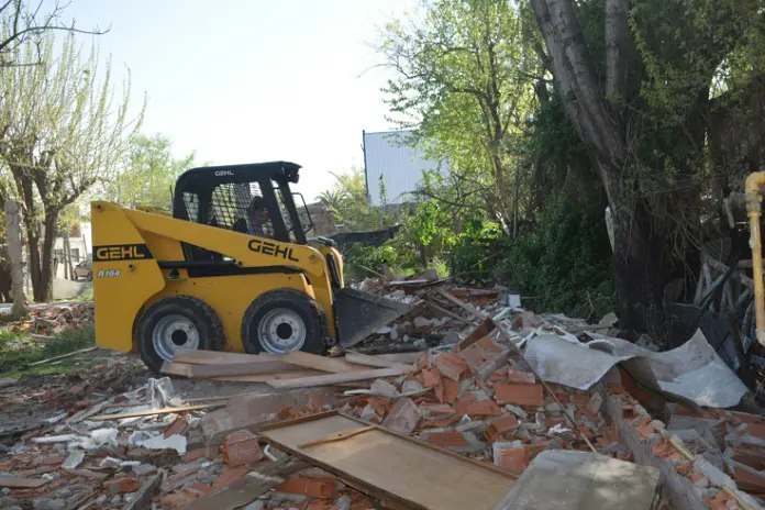 Retiro de Escombros de Demolición y Nivelación de Terreno con Minicargadora