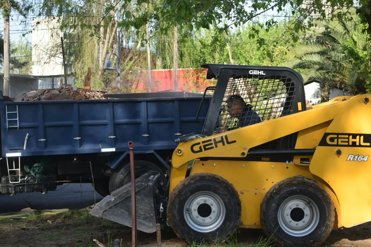 Necesito una minicargadora con operador para mover tierra