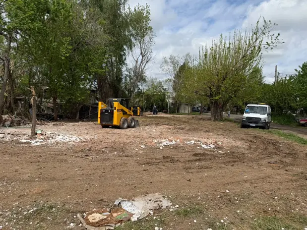 Necesito preparar un terreno para construir: limpieza, nivelación y movimiento de suelos