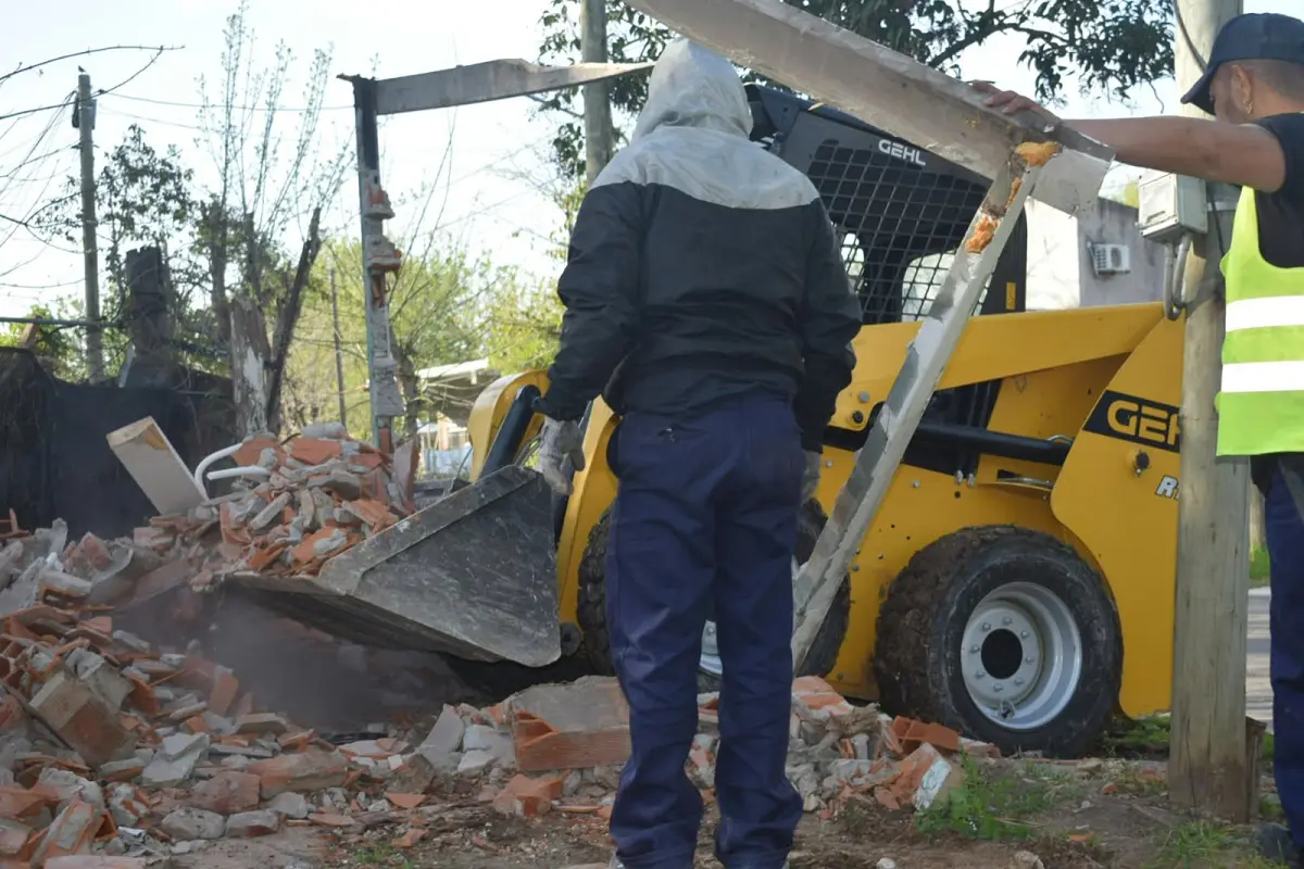 Necesito retirar escombros de una demolición: limpieza con minicargadora y camión