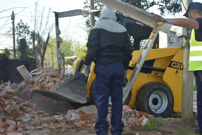 Necesito retirar escombros de una demolición: limpieza con minicargadora y camión