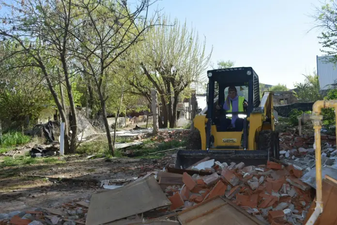 Necesito retirar escombros de una demolición: limpieza con minicargadora y camión - imagen 2